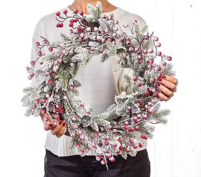 frosted-wreath-w-berries-18d