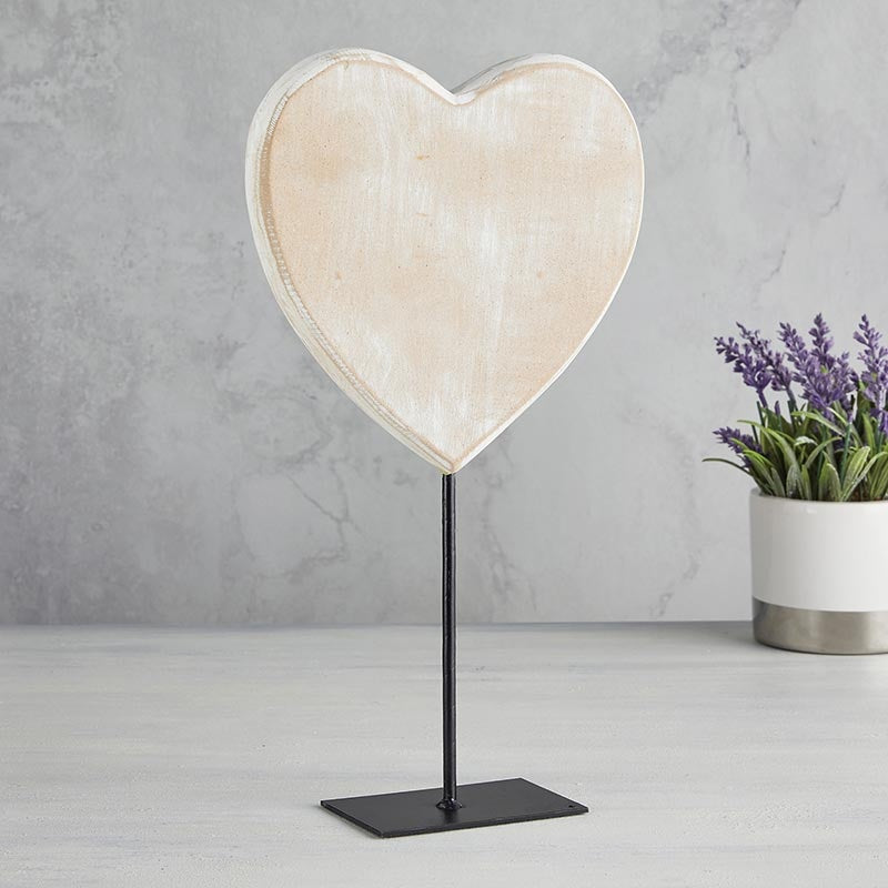 wooden-heart-stand