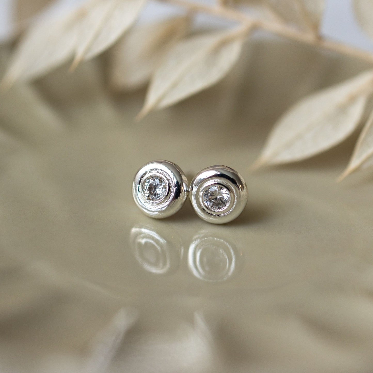 glimmer-disc-studs