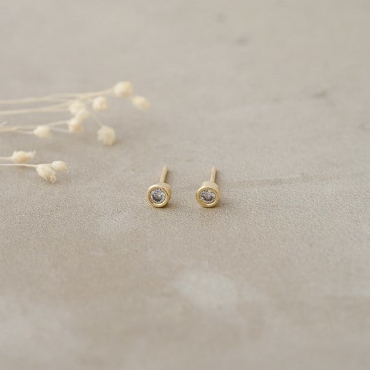 wink-studs