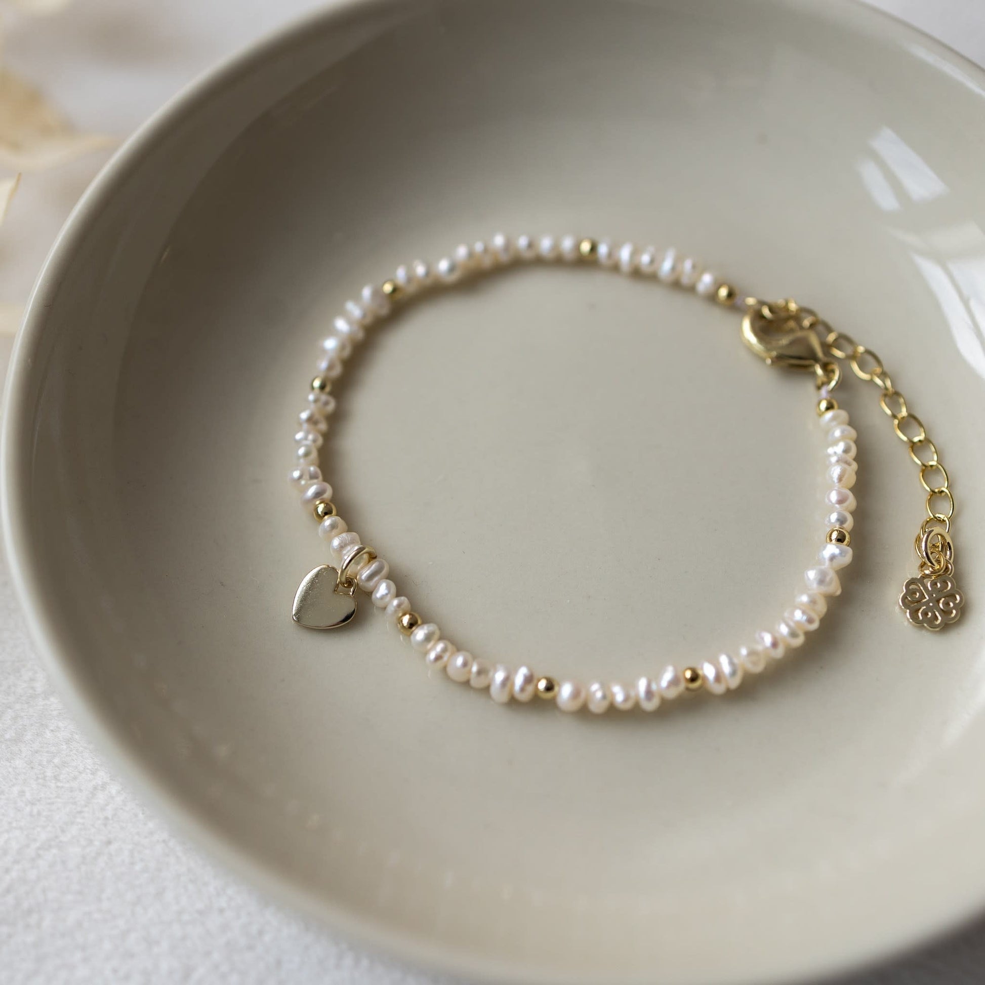 amado-essentia-bracelet-gold-white-pearl