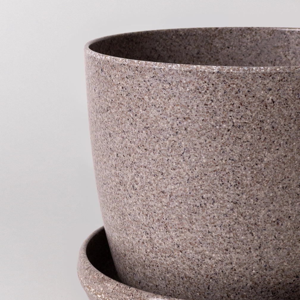 Nut Husk Pot w/Saucer